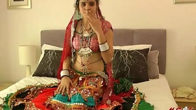 Hot Indian Babe Showing Boobs for evryone