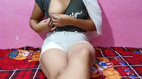 उसके चुत मे लंड डाला तो ओ उठ गई ओर चिलाई आ बोलके