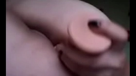 Novinha com o consolo na bucetinha e cuzinho