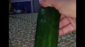 masturbandose con el pepino.