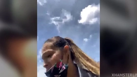 Sara fun squirt en público