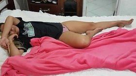 Espiando pela janela Flagrei minha enteada se masturbando !!!