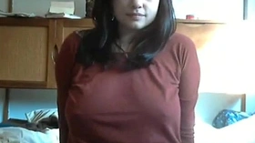 Linda gatinha se exibindo e dançando para você