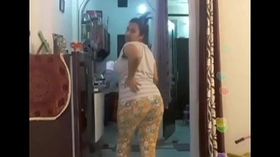Hot desi indian bhabi shaking her sexi ass &boobs on bigo live...6